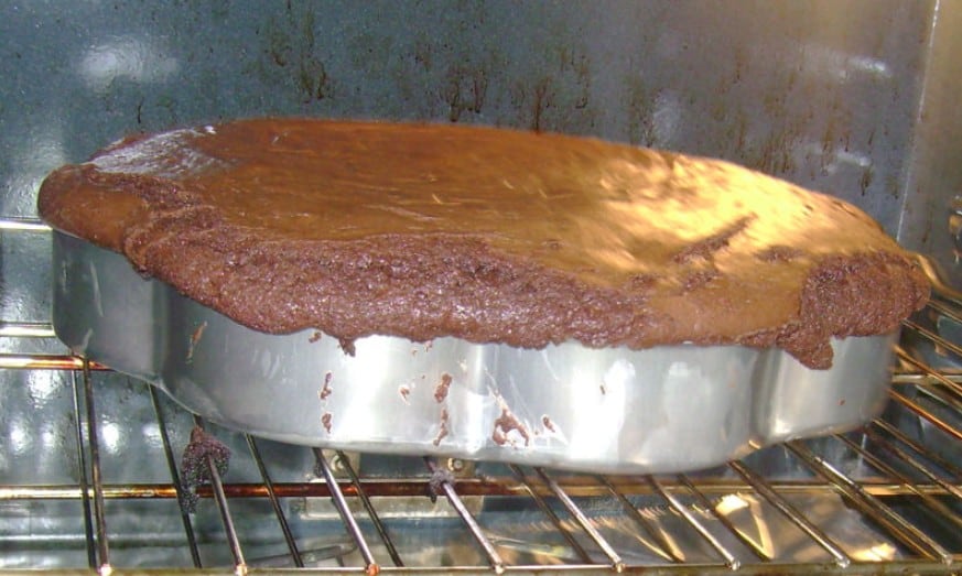 how full should a cake pan be