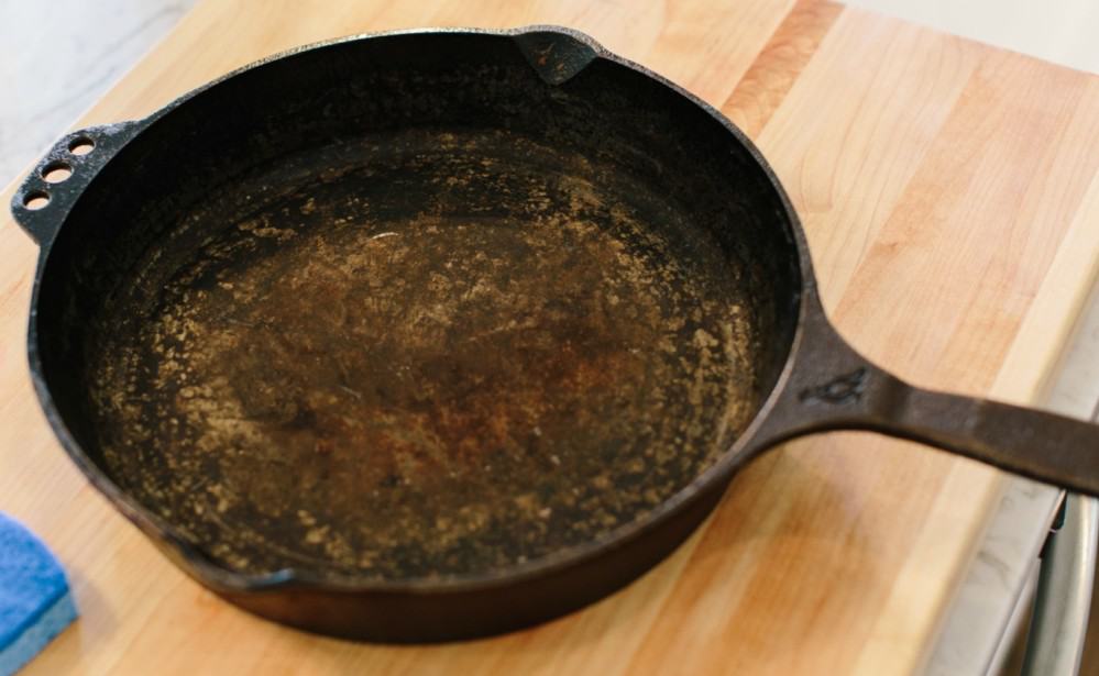 how to clean cast iron pan