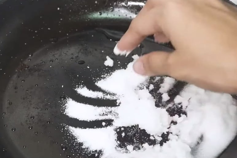 how to clean greasy pan