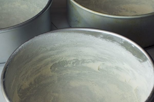 How to Grease and Flour A Pan? (Step-by-Step Guide)