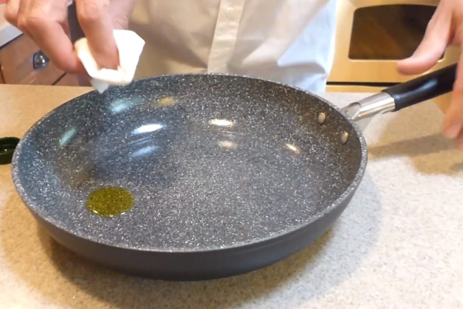 how to season a ceramic pan