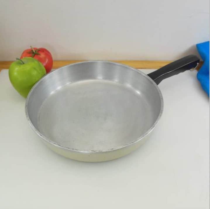 how to season an aluminum pan