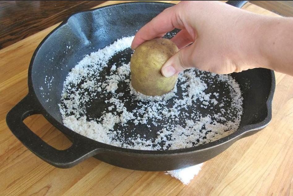 remove rust from cast iron skillet