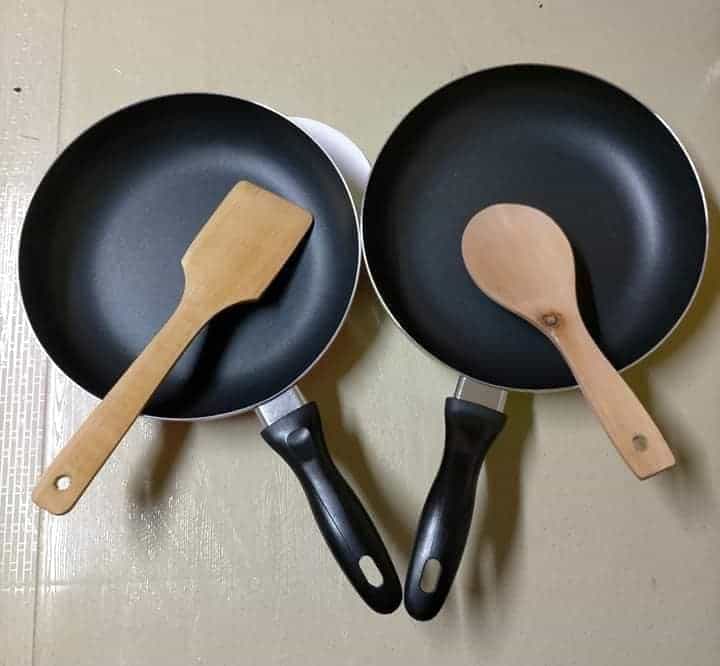 what does a non stick pan look like