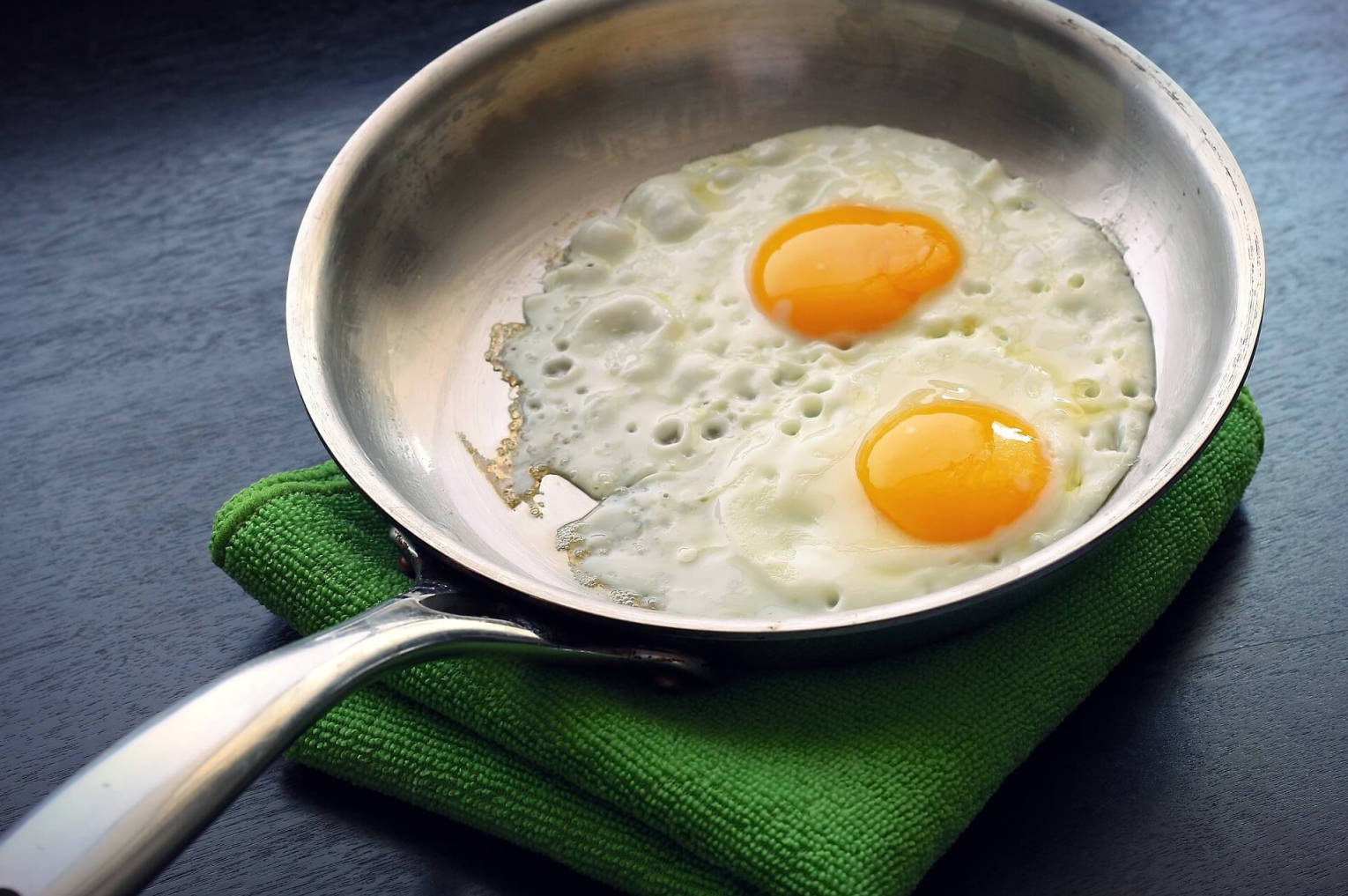 how to cook eggs without sticking